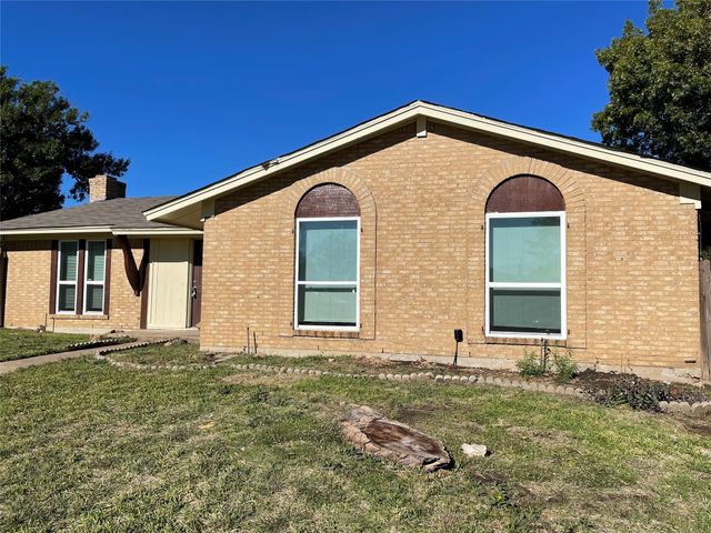 2921 Village Crest Circle, Garland, TX 75044