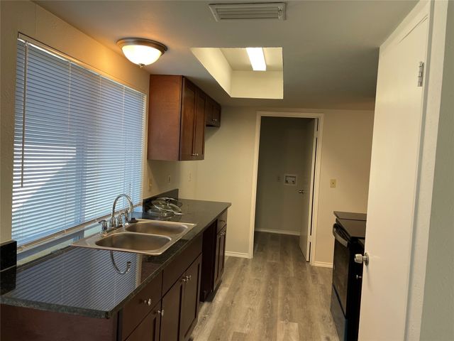 2921 Village Crest Circle, Garland, TX 75044