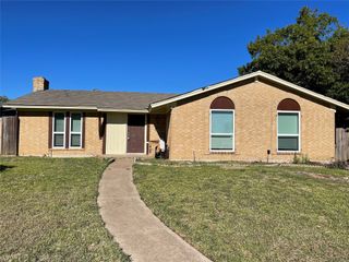 2921 Village Crest Circle, Garland, TX 75044