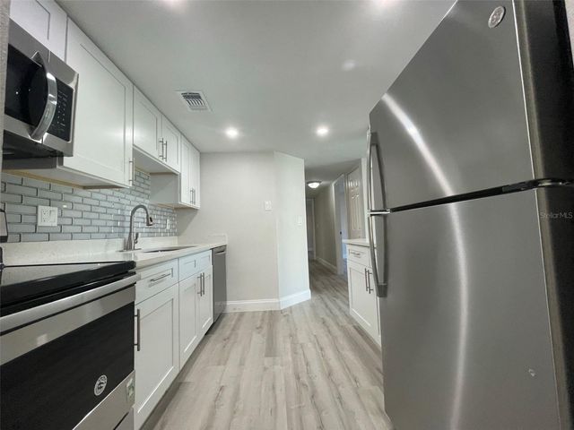 139 HUNTER LAKE DRIVE B, Oldsmar, FL 34677