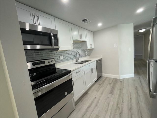 139 HUNTER LAKE DRIVE B, Oldsmar, FL 34677