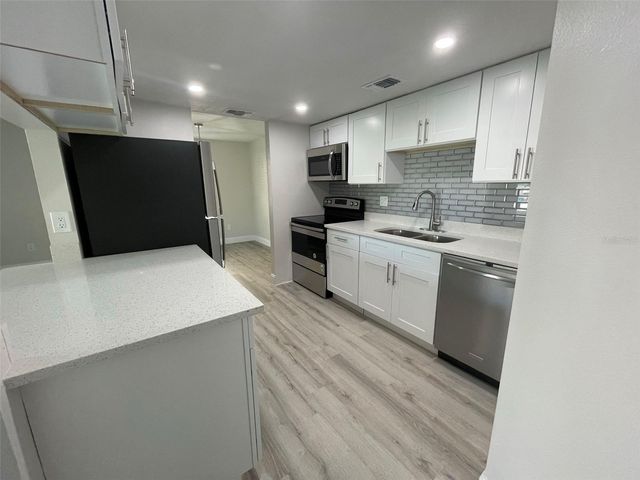 139 HUNTER LAKE DRIVE B, Oldsmar, FL 34677