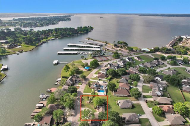 6878 Kingston Cove Lane, Willis, TX 77318