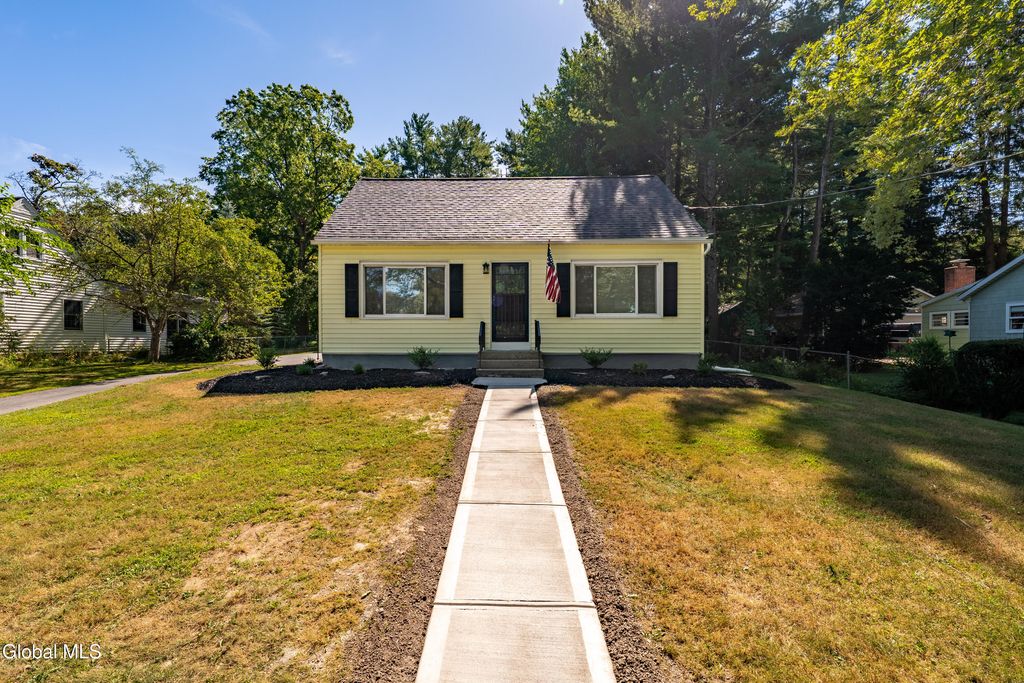 912 Birchwood Lane, Niskayuna, NY 12309