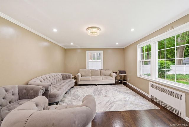 10 Tanyard Lane, Huntington, NY 11743