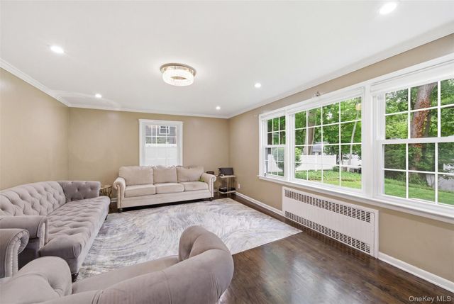 10 Tanyard Lane, Huntington, NY 11743