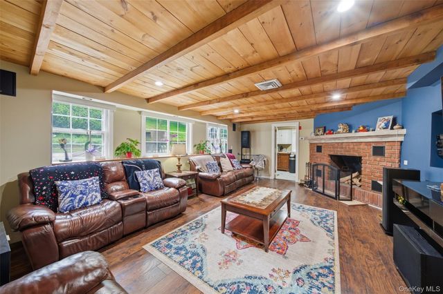 10 Tanyard Lane, Huntington, NY 11743