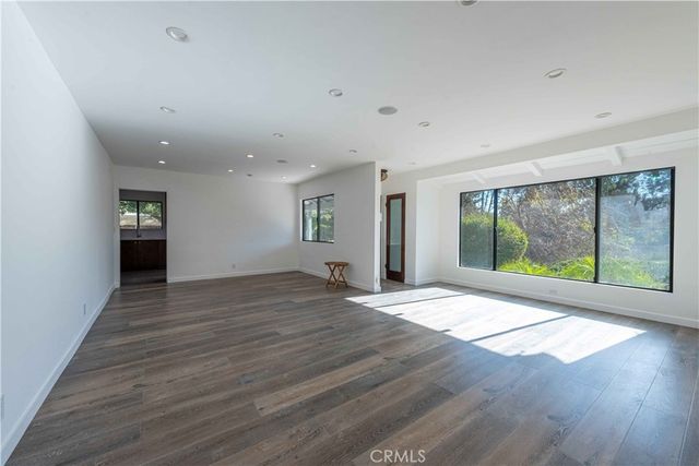 23345 Oxnard Street, Woodland Hills, CA 91367