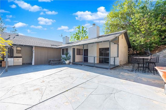 23345 Oxnard Street, Woodland Hills, CA 91367