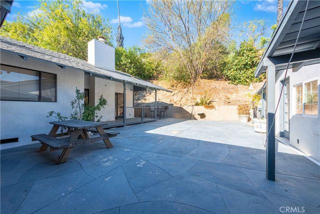 23345 Oxnard Street, Woodland Hills, CA 91367