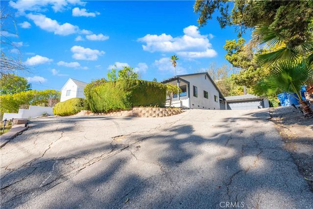 23345 Oxnard Street, Woodland Hills, CA 91367