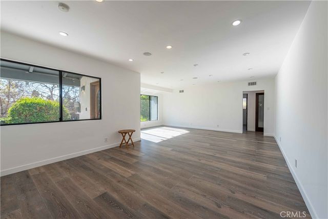 23345 Oxnard Street, Woodland Hills, CA 91367