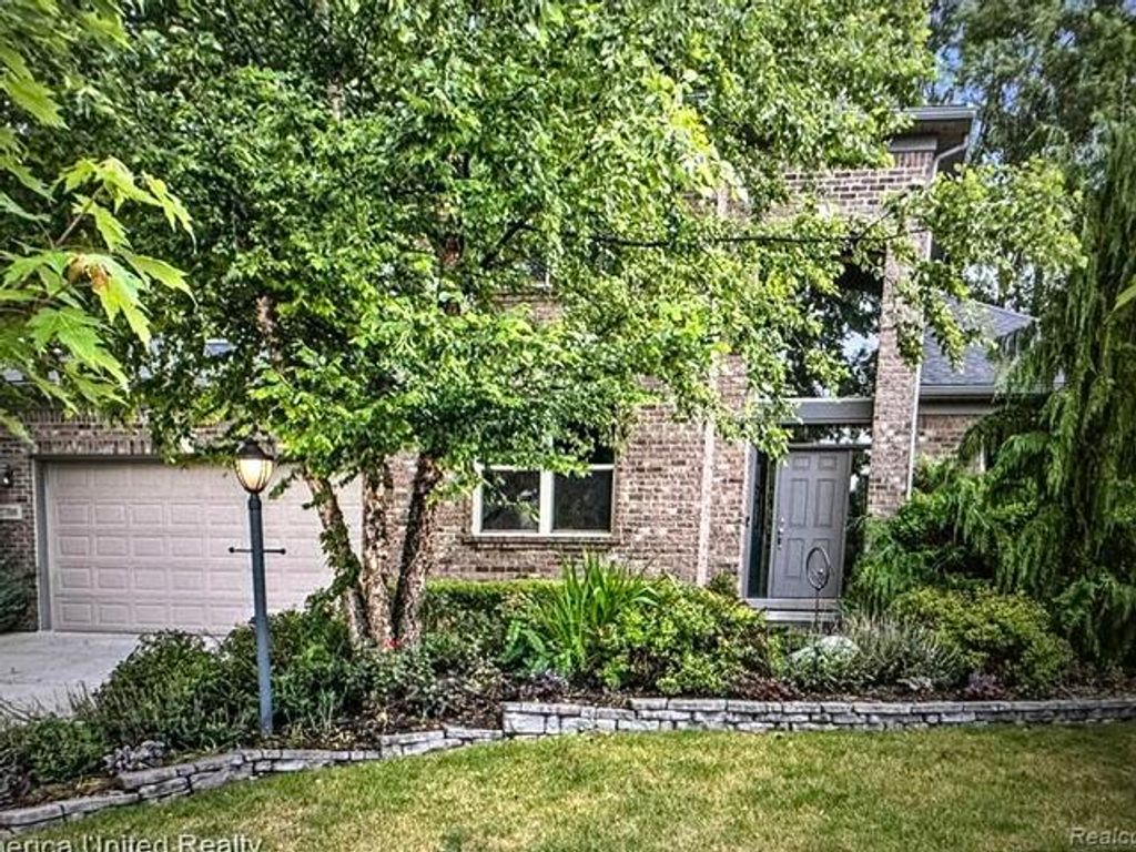 2708 Trillium Hills Drive, Commerce Twp, MI 48382