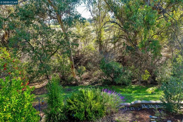 1566 Ashwood Dr, Martinez, CA 94553