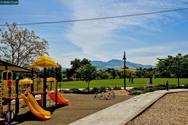 1566 Ashwood Dr, Martinez, CA 94553