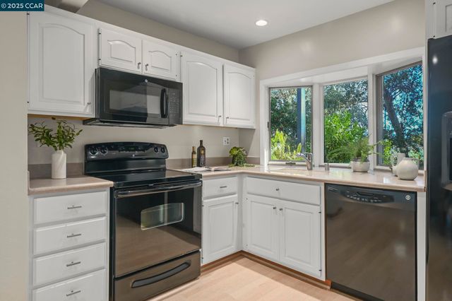 1566 Ashwood Dr, Martinez, CA 94553