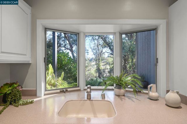 1566 Ashwood Dr, Martinez, CA 94553