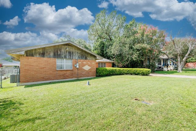 116 E Wallace ST, Gonzales, TX 78629