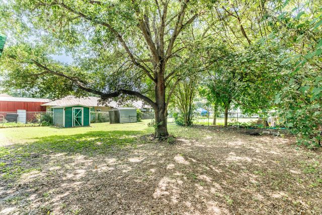 116 E Wallace ST, Gonzales, TX 78629