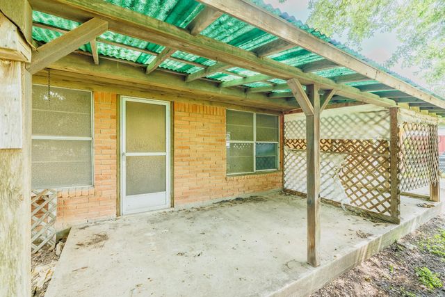 116 E Wallace ST, Gonzales, TX 78629