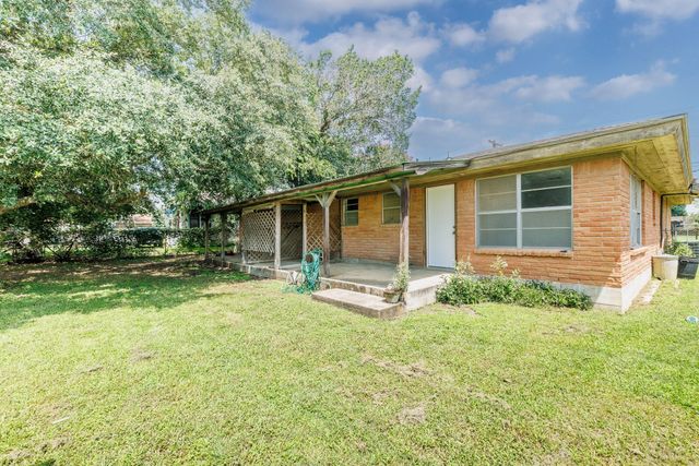 116 E Wallace ST, Gonzales, TX 78629