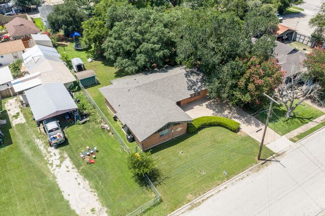 116 E Wallace ST, Gonzales, TX 78629