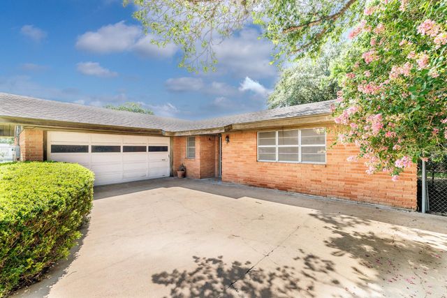 116 E Wallace ST, Gonzales, TX 78629
