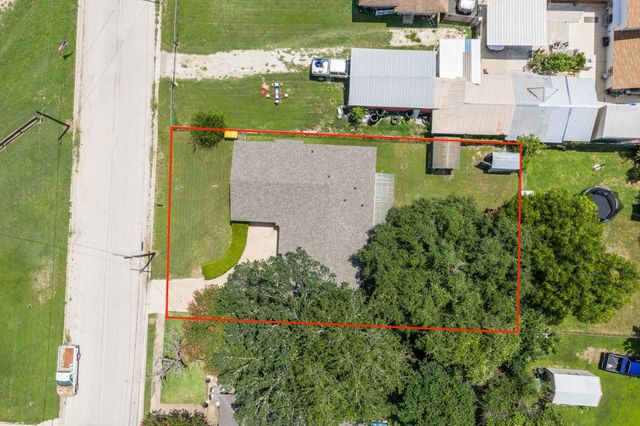 116 E Wallace ST, Gonzales, TX 78629