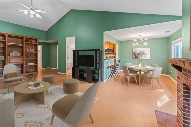 601 Hanover Court Z2, Schaumburg, IL 60194