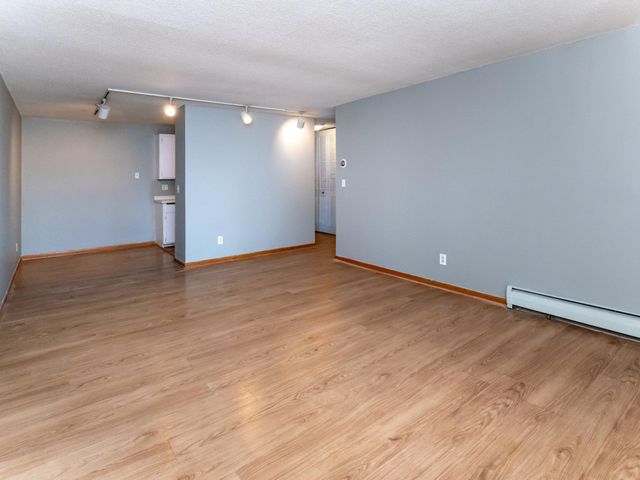 2800 Hamline Avenue N 217, Roseville, MN 55113