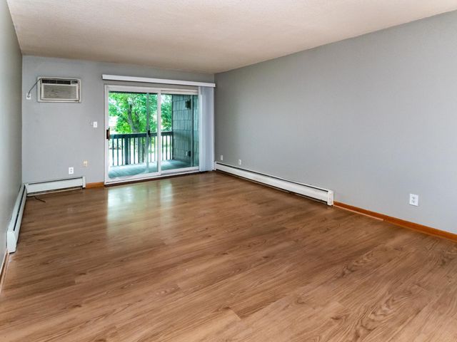 2800 Hamline Avenue N 217, Roseville, MN 55113