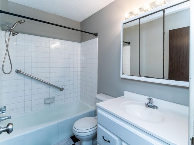 2800 Hamline Avenue N 217, Roseville, MN 55113