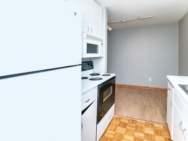2800 Hamline Avenue N 217, Roseville, MN 55113