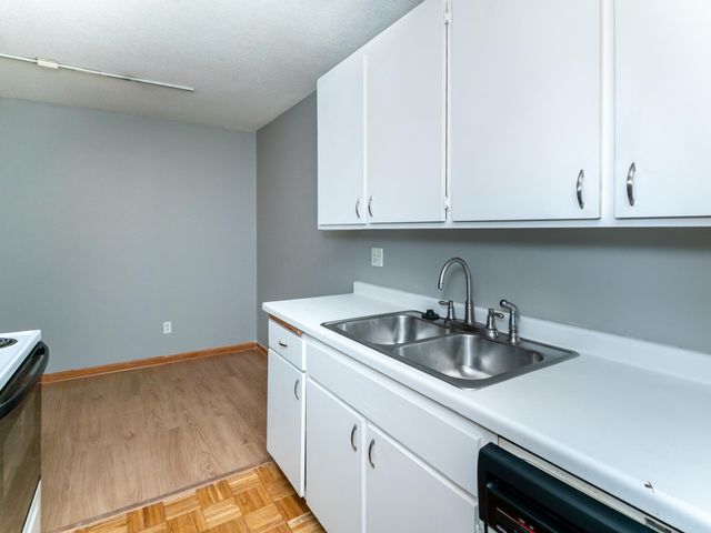 2800 Hamline Avenue N 217, Roseville, MN 55113