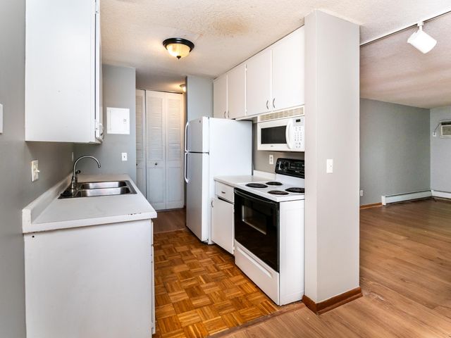 2800 Hamline Avenue N 217, Roseville, MN 55113