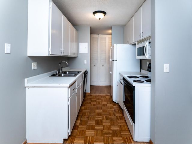 2800 Hamline Avenue N 217, Roseville, MN 55113