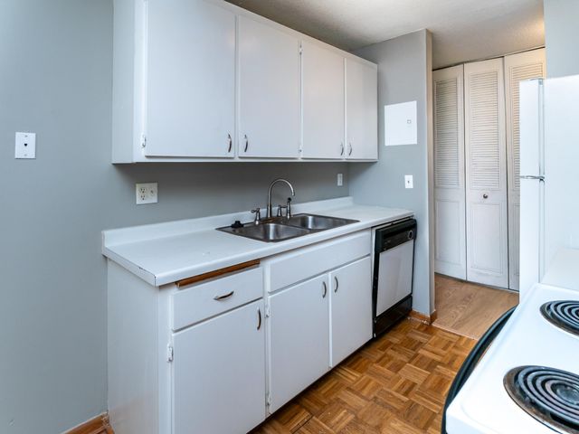 2800 Hamline Avenue N 217, Roseville, MN 55113