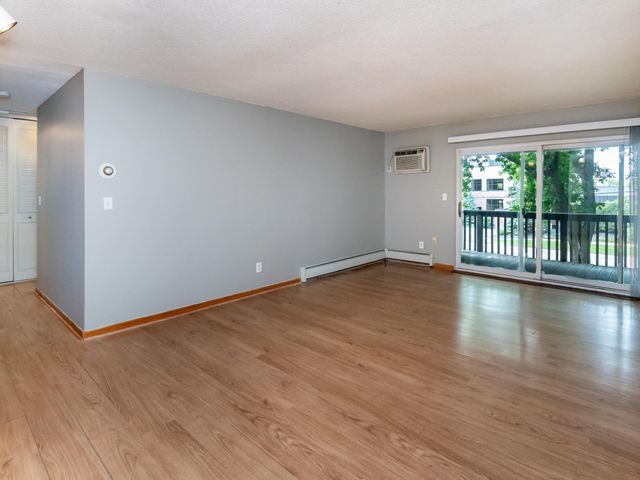 2800 Hamline Avenue N 217, Roseville, MN 55113