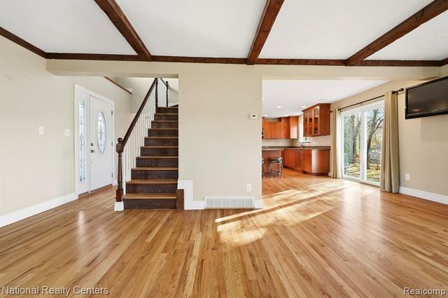 5595 Birdview Heights, Orchard Lake, MI 48324