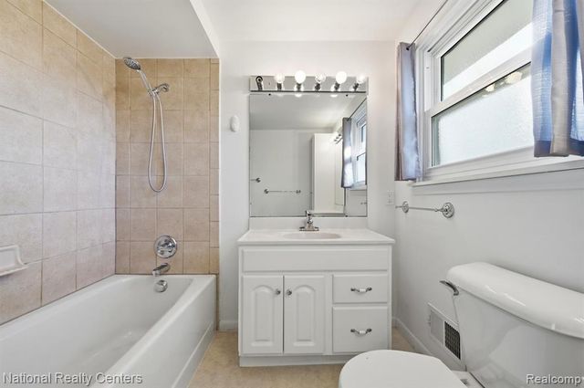 5595 Birdview Heights, Orchard Lake, MI 48324