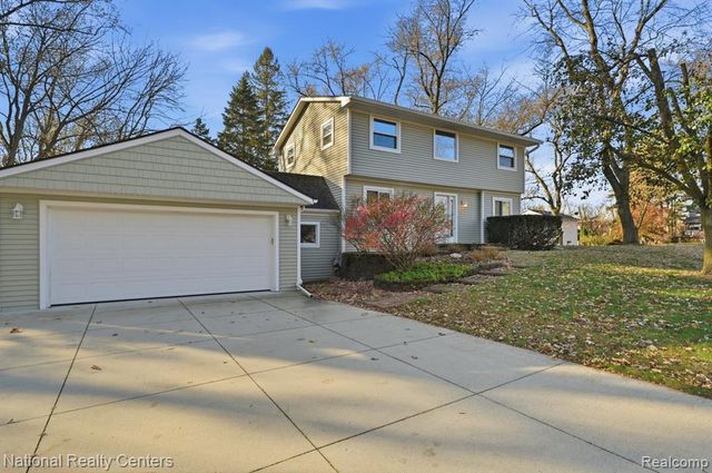 5595 Birdview Heights, Orchard Lake, MI 48324