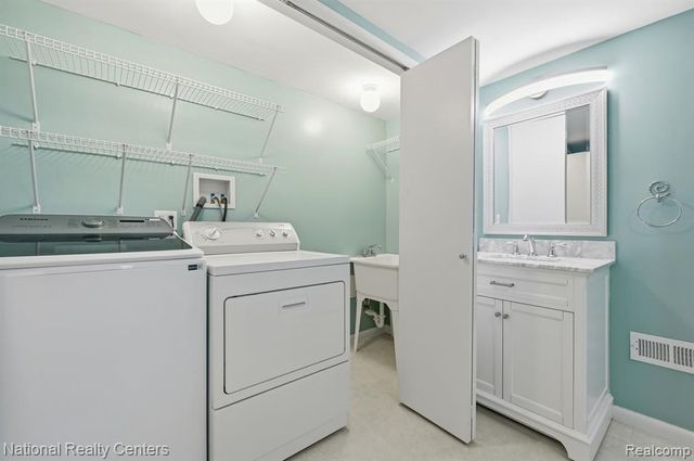 5595 Birdview Heights, Orchard Lake, MI 48324