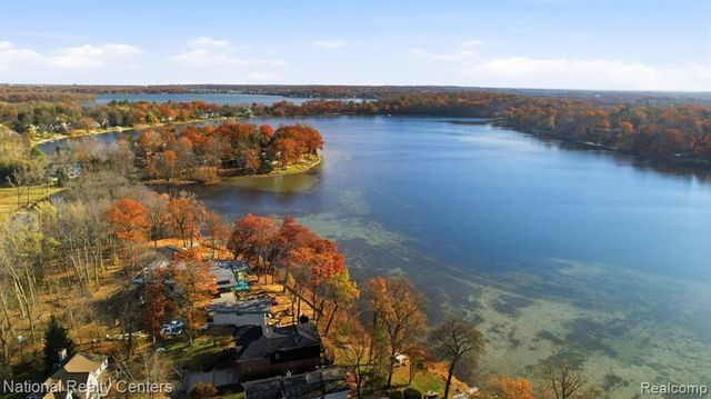 5595 Birdview Heights, Orchard Lake, MI 48324