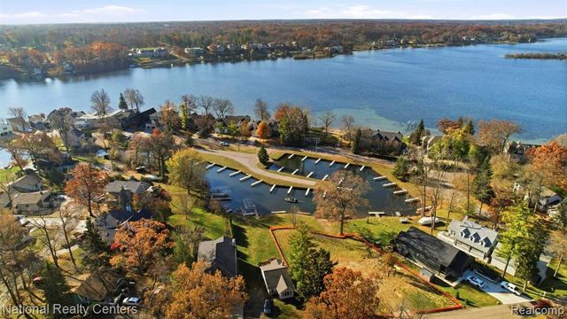5595 Birdview Heights, Orchard Lake, MI 48324