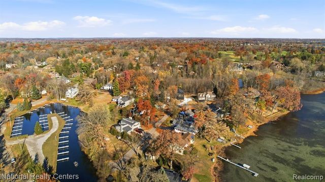 5595 Birdview Heights, Orchard Lake, MI 48324