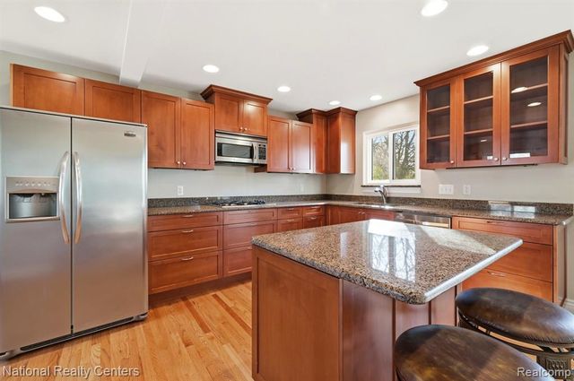 5595 Birdview Heights, Orchard Lake, MI 48324