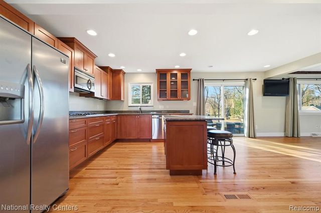 5595 Birdview Heights, Orchard Lake, MI 48324