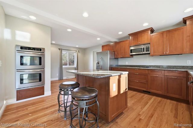 5595 Birdview Heights, Orchard Lake, MI 48324