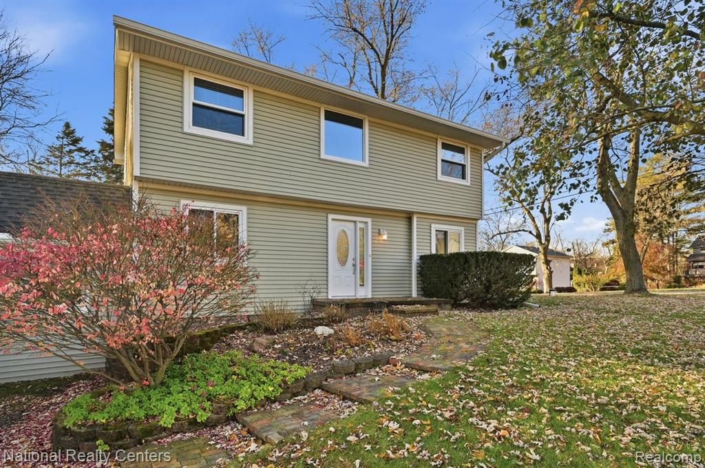 5595 Birdview Heights, Orchard Lake, MI 48324