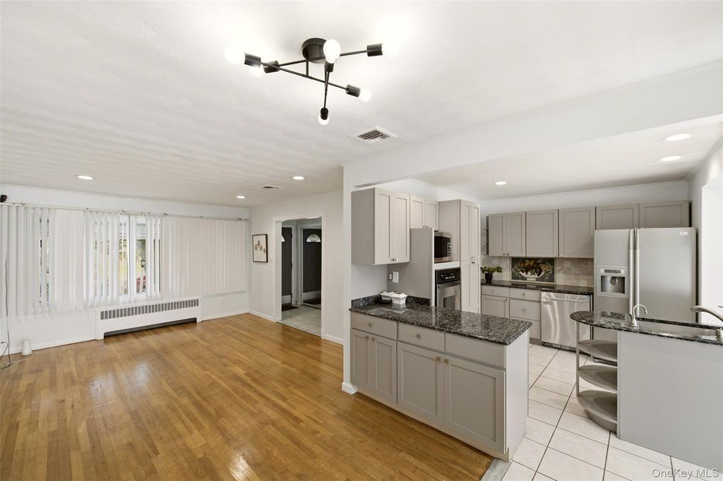 160 Clearmeadow Drive, East Meadow, NY 11554 — photo 3